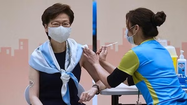 Bà Carrie Lam (Lâm Trịnh Nguyệt Nga), Trưởng đặc khu Hong Kong tiêm vắc-xin phòng dịch. Ảnh: AP. Bà Carrie Lam (Lâm Trịnh Nguyệt Nga), Trưởng đặc khu Hong Kong tiêm vắc-xin phòng dịch. Ảnh: AP.