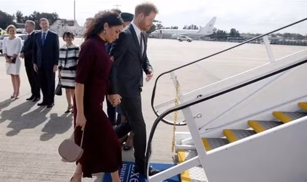 Harry - Meghan bay từ Anh tới Na Uy và cũng không mang tiền. Ảnh: Getty. Harry - Meghan bay từ Anh tới Na Uy và cũng không mang tiền. Ảnh: Getty.