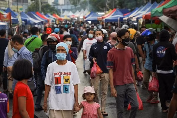 Mọi người ở Kuala Lumpur (Malaysia) đeo khẩu trang đi mua thức ăn. Ảnh: Reuters. Mọi người ở Kuala Lumpur (Malaysia) đeo khẩu trang đi mua thức ăn. Ảnh: Reuters.