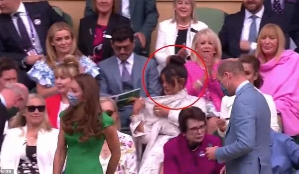 William - Kate đi vào chỗ ngồi của mình, còn Priyanka ngồi sau đó 2 hàng ghế, có vẻ không muốn hoan nghênh sự có mặt của các thành viên Hoàng gia. Ảnh: ITN. William - Kate đi vào chỗ ngồi của mình, còn Priyanka ngồi sau đó 2 hàng ghế, có vẻ không muốn hoan nghênh sự có mặt của các thành viên Hoàng gia. Ảnh: ITN.