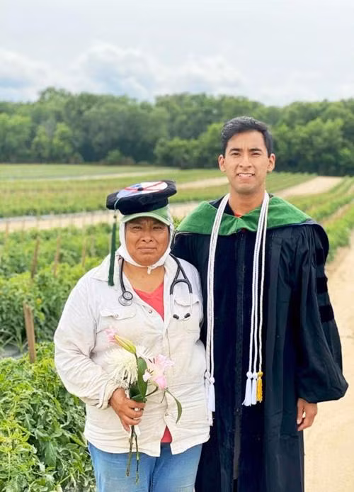 Juárez chụp ảnh cùng mẹ ở đồng ruộng sau khi nhận bằng Tiến sĩ. Ảnh: Erick Martínez Juárez.