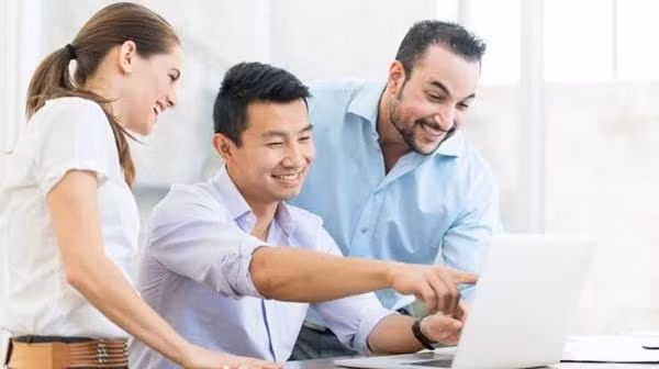 Bức ảnh "bình dân" cũ mà Simu Liu vừa đăng để "bật" lại những người từng nghi ngờ anh. Ảnh: Twitter.