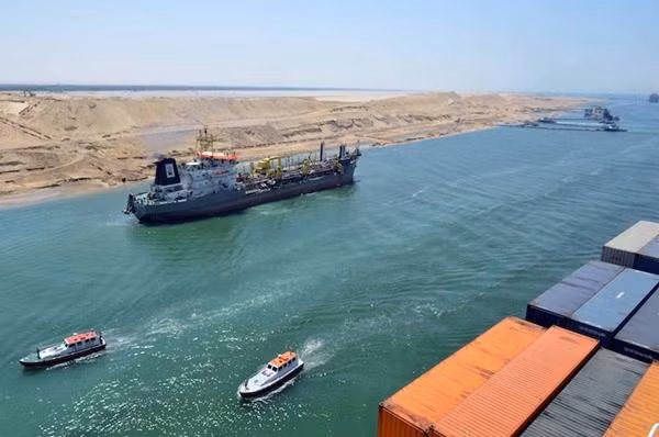 Tàu qua lại ở kênh đào Suez. Ảnh: GCaptain. Tàu qua lại ở kênh đào Suez. Ảnh: GCaptain.