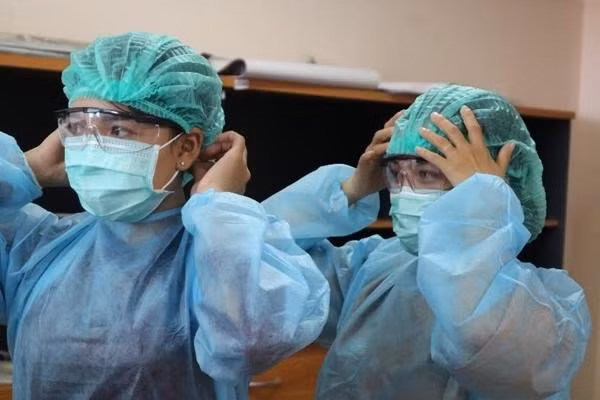 Nhân viên y tế đang chuẩn bị cho một bài tập huấn ở Bệnh viện Setthathirath, thủ đô Vientiane (Lào). Ảnh: WHO/ S Khounpaseuth. Nhân viên y tế đang chuẩn bị cho một bài tập huấn ở Bệnh viện Setthathirath, thủ đô Vientiane (Lào). Ảnh: WHO/ S Khounpaseuth.