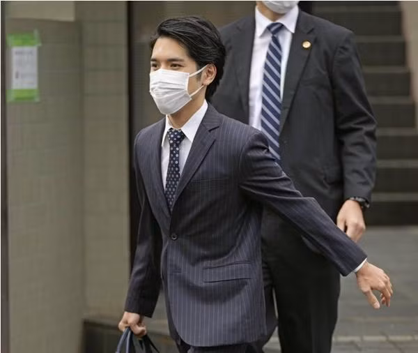 Kei Komuro rời nhà vào sáng nay. Ảnh: Kyodo. Kei Komuro rời nhà vào sáng nay. Ảnh: Kyodo.