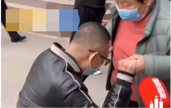Wang quỳ xuống xin lỗi khi gặp lại mẹ. Ảnh: Xiashi TV Weibo.