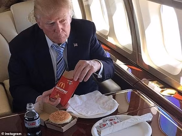 Cựu Tổng thống Trump được cho là đã nhờ vệ sĩ mua thức ăn nhưng vẫn chưa trả lại tiền. Ảnh: Instagram. Cựu Tổng thống Trump được cho là đã nhờ vệ sĩ mua thức ăn nhưng vẫn chưa trả lại tiền. Ảnh: Instagram.
