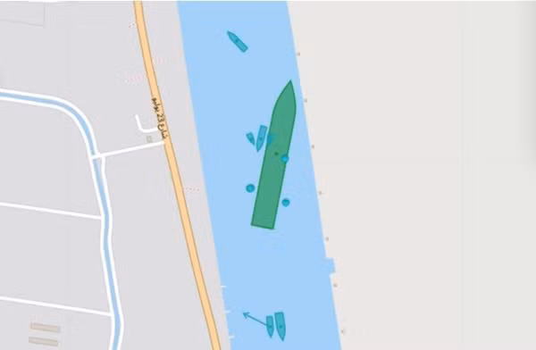 Tàu Ever Given được cho là đã xoay được thẳng ra một chút thế này. Ảnh: My Ship Tracking.