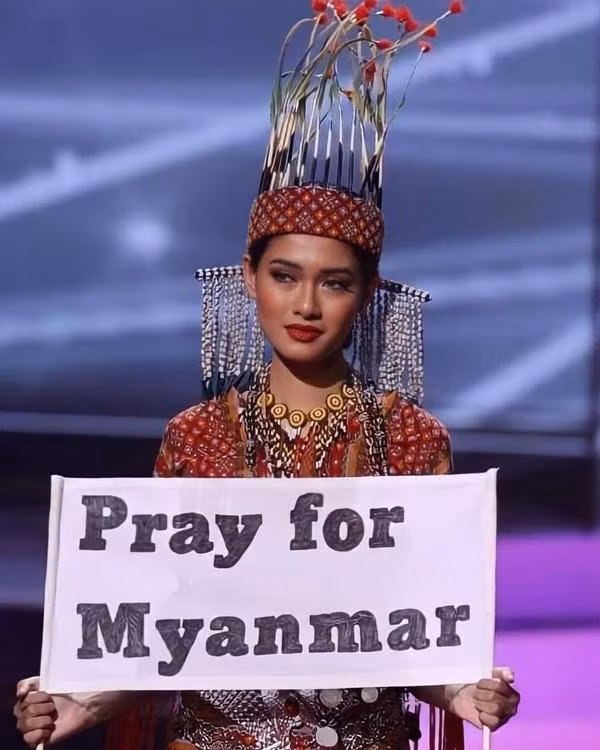 Thuzar Wint Lwin trên sân khấu trong đêm thi Trang phục Dân tộc. Ảnh: Instagram.