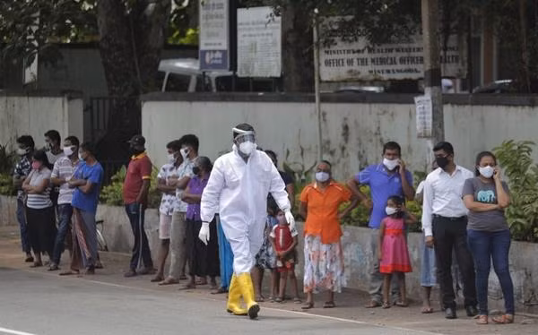 Người dân Sri Lanka đứng bên ngoài một bệnh viện để chờ được xét nghiệm COVID-19. Ảnh: Eranga Jayawardena/ AP. Người dân Sri Lanka đứng bên ngoài một bệnh viện để chờ được xét nghiệm COVID-19. Ảnh: Eranga Jayawardena/ AP.