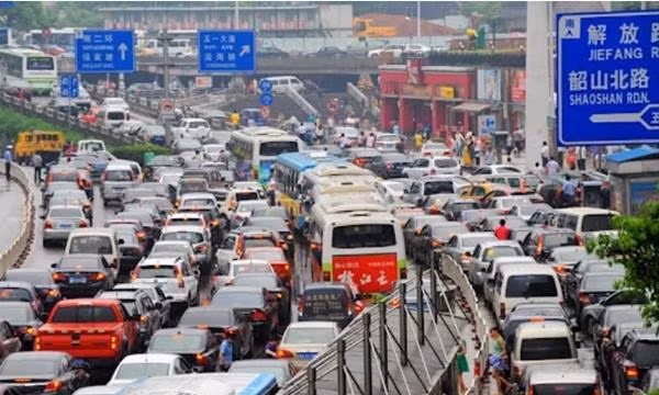 Một người cha nằm vật ra giữa đường phố đông đúc để khóc lóc, la lối. Ảnh minh họa: China.org. Một người cha nằm vật ra giữa đường phố đông đúc để khóc lóc, la lối. Ảnh minh họa: China.org.