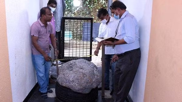 Nhóm thợ đào giếng cho mọi người xem tảng đá mà họ tìm thấy. Ảnh: Gamage. Nhóm thợ đào giếng cho mọi người xem tảng đá mà họ tìm thấy. Ảnh: Gamage.