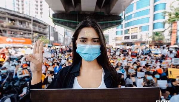 Việc Thuzar công khai khẩn cầu tại cuộc thi Miss Universe đã đặt chính cô vào thế nguy hiểm. Ảnh: Instagram.