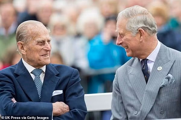 Hoàng thân Philip và Thái tử Charles. Ảnh: UK Press via Getty Images.
