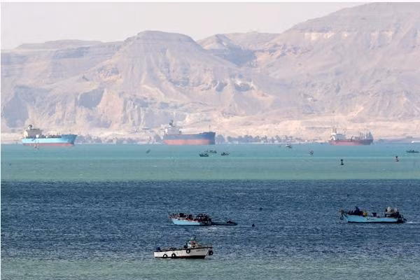 Những con tàu đợi để được vào kênh đào Suez. Ảnh: Reuters.