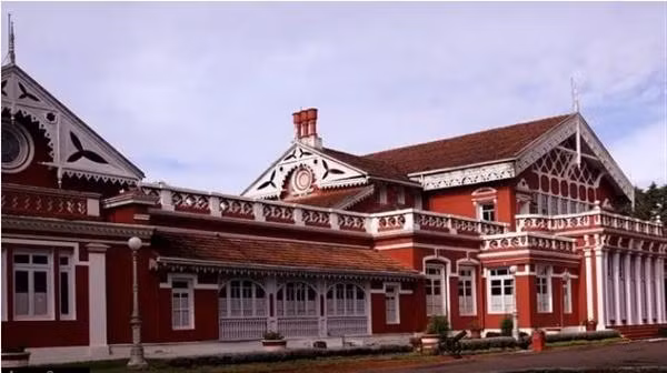 Khách sạn Fern Hill ở Ấn Độ cũng là nơi mà một đoàn làm phim khi ở đây đã nghe thấy những tiếng động kỳ lạ. Sau đó, khách sạn này phải đóng cửa. Ảnh: Travel Triangle. Khách sạn Fern Hill ở Ấn Độ cũng là nơi mà một đoàn làm phim khi ở đây đã nghe thấy những tiếng động kỳ lạ. Sau đó, khách sạn này phải đóng cửa. Ảnh: Travel Triangle.