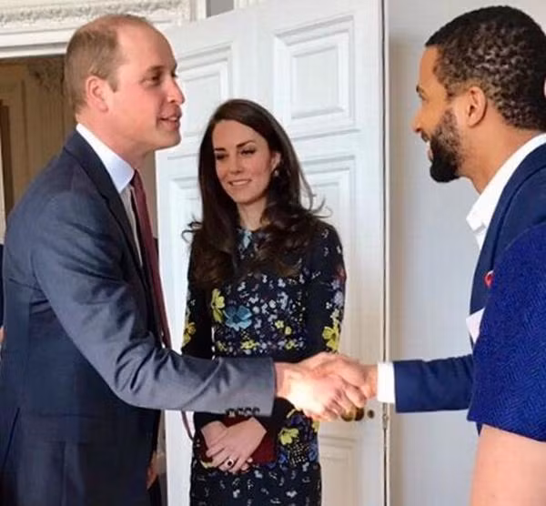 Người dẫn chương trình Sean Fletcher (phải) gặp gỡ vợ chồng William - Kate. Ảnh: Wales Online.