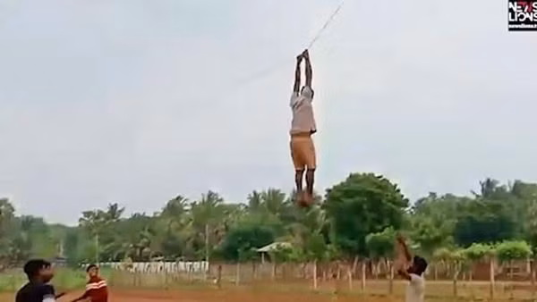 Một người ở Sri Lanka bị con diều kéo lên cao. Ảnh: News Lions. Một người ở Sri Lanka bị con diều kéo lên cao. Ảnh: News Lions.