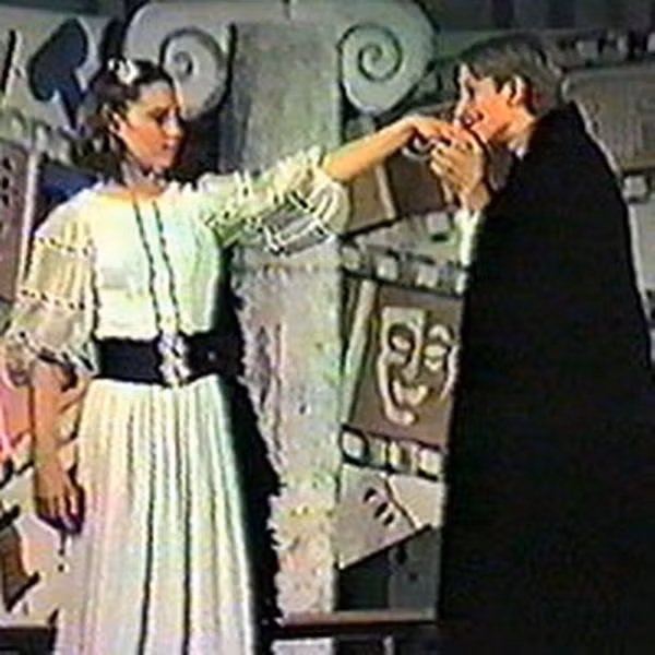 Kate (bên trái) trong vở kịch ở trường. Ảnh: Mirror.