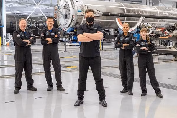 Elon Musk (giữa) thăm phi hành đoàn trước giờ khởi hành. Ảnh: Inspiration4.