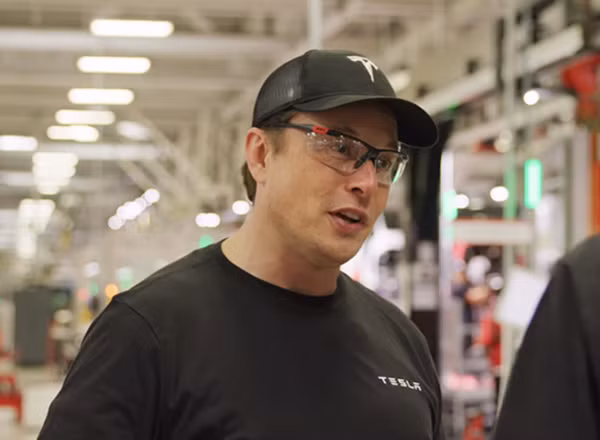 Elon Musk tại nhà máy Tesla. Ảnh: YMZ.