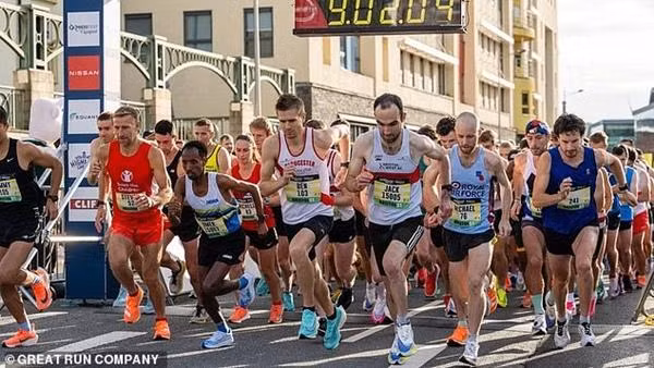 Các vận động viên thi chạy ở Bristol vào Chủ Nhật vừa rồi. Ảnh: Great Run Company. Các vận động viên thi chạy ở Bristol vào Chủ Nhật vừa rồi. Ảnh: Great Run Company.