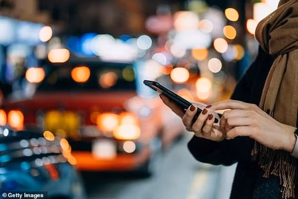 Nhờ đọc bài đăng trên Facebook, người phụ nữ mới nhớ ra để so tờ xổ số mà mình mua. Ảnh minh họa: Getty Images.