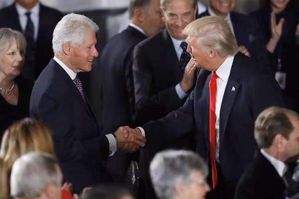 Cựu Tổng thống Clinton cũng công nhận tài tạo dựng thương hiệu của ông Trump. Ảnh: Aaron P. Bernstein/ Getty Images.