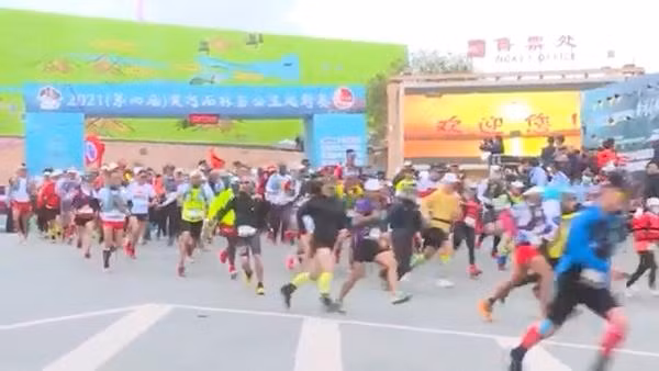 Giải chạy marathon này có nhiều người tham gia, nhưng không may gặp thời tiết khắc nghiệt bất thường. Ảnh: CNN.