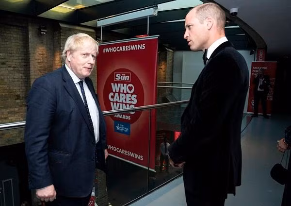 Hoàng tử William trò chuyện với Thủ tướng Anh Boris Johnson tại lễ trao giải. Ảnh: AP. Hoàng tử William trò chuyện với Thủ tướng Anh Boris Johnson tại lễ trao giải. Ảnh: AP.