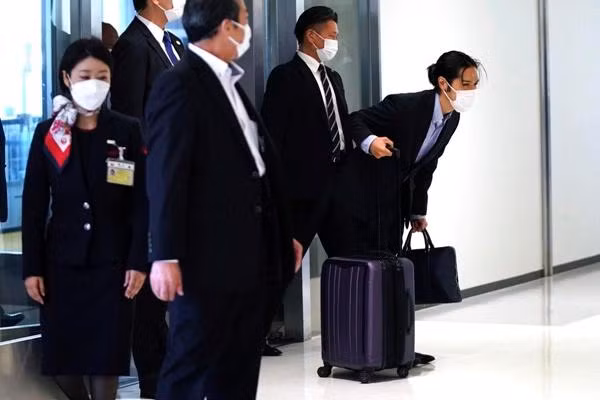 Anh Komuro cúi chào giới truyền thông khi về đến sân bay ở Nhật. Ảnh: Eugene Hoshiko. Anh Komuro cúi chào giới truyền thông khi về đến sân bay ở Nhật. Ảnh: Eugene Hoshiko.