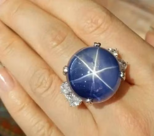 Sapphire sao rất đẹp và được nhiều người ưa thích. Ảnh minh họa: Poshmark. Sapphire sao rất đẹp và được nhiều người ưa thích. Ảnh minh họa: Poshmark.