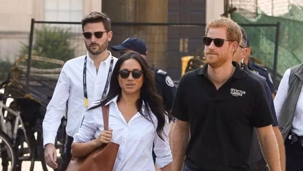 Vợ chồng Harry - Meghan và Jason Knauf (người đi phía sau, bên trái). Ảnh: Splash News. Vợ chồng Harry - Meghan và Jason Knauf (người đi phía sau, bên trái). Ảnh: Splash News.
