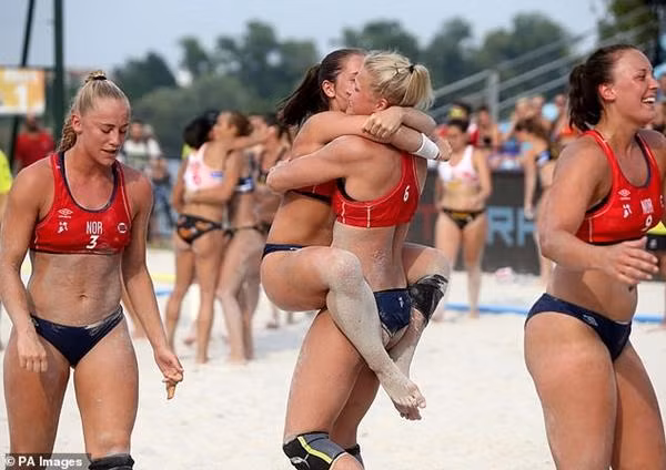 Theo đúng quy định thì cầu thủ nữ khi thi đấu bóng ném bãi biển phải mặc quần bikini. Ảnh: PA Images. Theo đúng quy định thì cầu thủ nữ khi thi đấu bóng ném bãi biển phải mặc quần bikini. Ảnh: PA Images.
