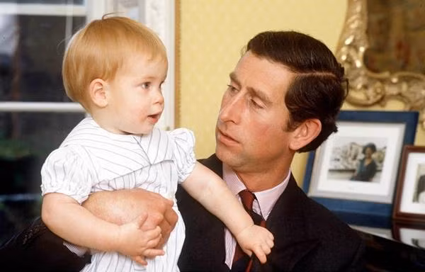 Thái tử Charles và Harry hồi nhỏ. Ảnh: Tim Graham/ Getty Images.
