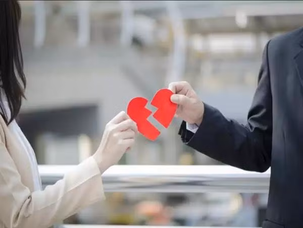 Không muốn mất cả tình lẫn tiền nên có người sau khi chia tay liền ăn trộm đồ của người yêu cũ! Ảnh: TOI. Không muốn mất cả tình lẫn tiền nên có người sau khi chia tay liền ăn trộm đồ của người yêu cũ! Ảnh: TOI.