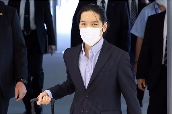 Anh Komuro hôm về Nhật. Ảnh: Kyodo. Anh Komuro hôm về Nhật. Ảnh: Kyodo.