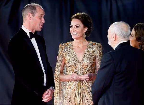 Kate được khen ngợi vì bộ váy lấp lánh giúp cô tỏa sáng. Ảnh: Reuters.