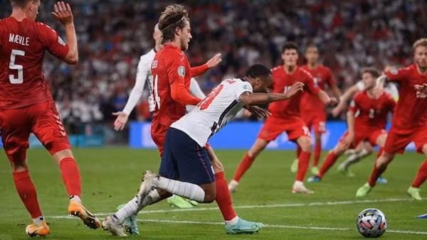 VAR không đảo ngược quyết định cho đội Anh được hưởng quả penalty. Ảnh: Getty.