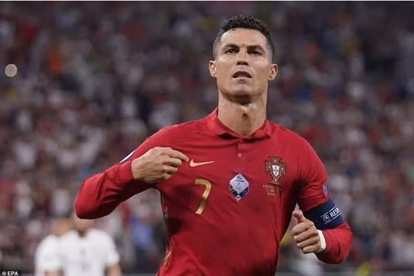 Ronaldo ghi bàn cho Bồ Đào Nha. Ảnh: Spygists.