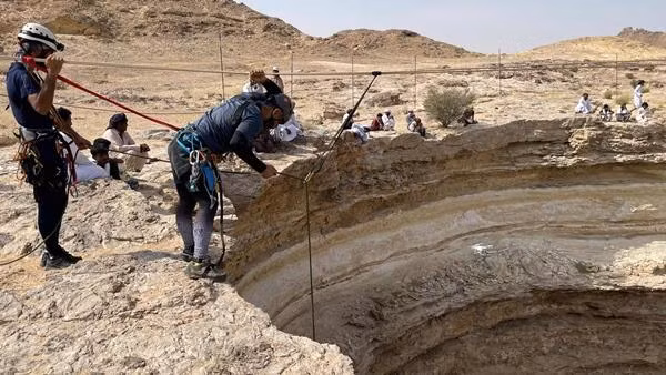 Một đội thám hiểm đã quyết định xuống tận đáy "giếng". Ảnh: OCET/ AFP. Một đội thám hiểm đã quyết định xuống tận đáy "giếng". Ảnh: OCET/ AFP.