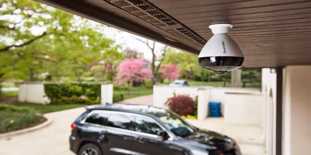 Moti để ý rất kỹ vị trí của những chiếc camera lắp trong và ngoài nhà. Ảnh minh họa: EH.