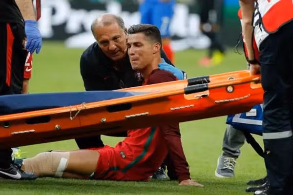 Ronaldo rơi nước mắt khi bị chấn thương, không thể tiếp tục thi đấu trong trận quan trọng. Ảnh: PA. Ronaldo rơi nước mắt khi bị chấn thương, không thể tiếp tục thi đấu trong trận quan trọng. Ảnh: PA.