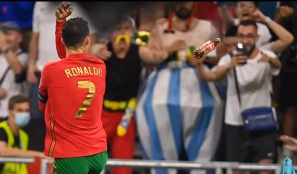 Ronaldo rất tỉnh táo khi nhận thấy một chai nước ngọt bị ném về phía mình. Ảnh: Avalon.Red.
