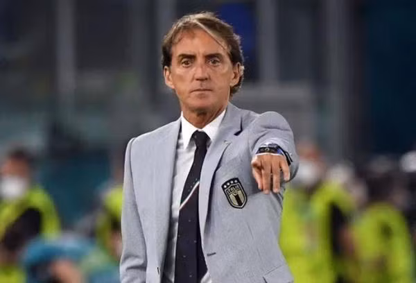 Những chiếc blazer mà Mancini và các cầu thủ Ý mặc đang được rất nhiều fan muốn mua. Ảnh: Alberto Lingria/ POOL/ EPA-EFE/ REX/ Shutterstock. Những chiếc blazer mà Mancini và các cầu thủ Ý mặc đang được rất nhiều fan muốn mua. Ảnh: Alberto Lingria/ POOL/ EPA-EFE/ REX/ Shutterstock.