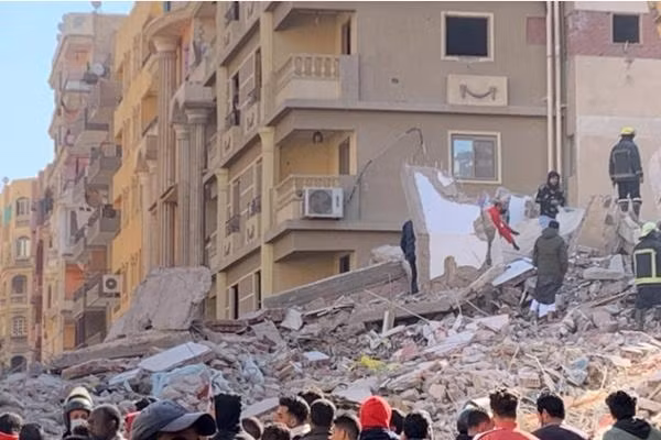 Hiện trường tòa nhà đổ sập ở Cairo. Ảnh: Mai Shams El-Din/ Reuters. Hiện trường tòa nhà đổ sập ở Cairo. Ảnh: Mai Shams El-Din/ Reuters.
