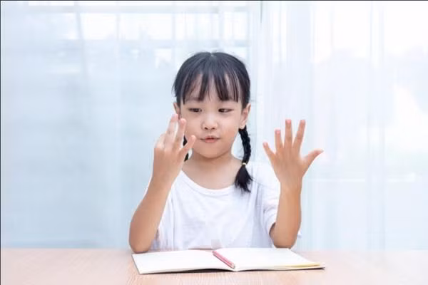 Ông bố ức chế vì dạy mãi mà con gái vẫn không làm được tính trừ. Ảnh minh họa: 123rf. Ông bố ức chế vì dạy mãi mà con gái vẫn không làm được tính trừ. Ảnh minh họa: 123rf.