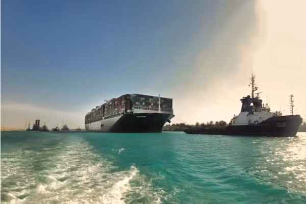Tàu Ever Given sau khi nổi trở lại hoàn toàn ở kênh đào Suez. Ảnh: Cơ quan Quản lý Kênh đào Suez.