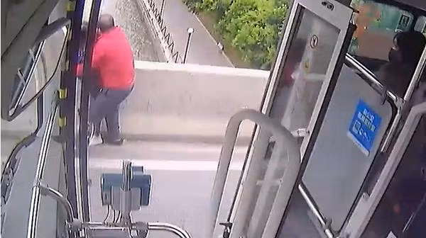 Bác lái xe buýt đã hành động rất kịp thời. Ảnh: News CN. Bác lái xe buýt đã hành động rất kịp thời. Ảnh: News CN.