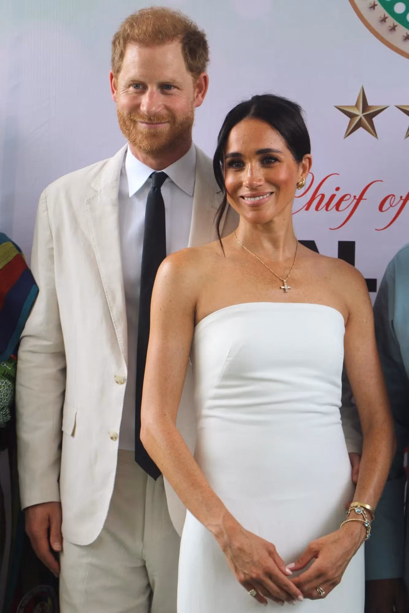 Tại tiệc chiêu đãi với với Bộ trưởng Quốc phòng Nigeria Christopher Musa vào trưa 11/5, Meghan tiếp tục khoe vai trần thon nuột nhưng thanh lịch và trang trọng hơn trong chiếc váy quây trắng bằng vải lanh của nhà thiết kế Australia St. Agni. Ảnh: Getty Images.
